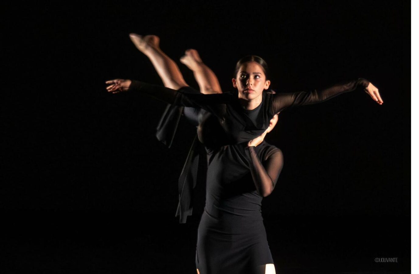 Spectacle ArtwayStudio, portée en costume noir