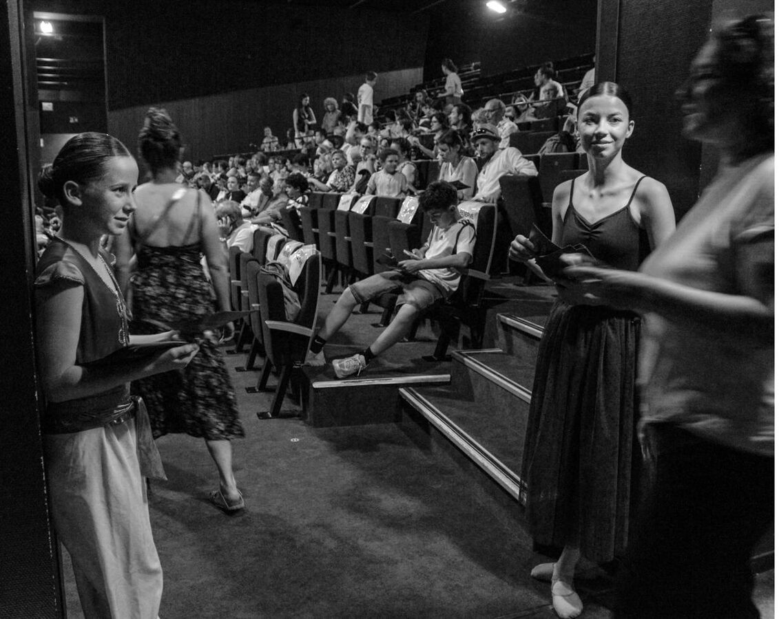 Le public dans la salle du théâtre pendant le spectacle