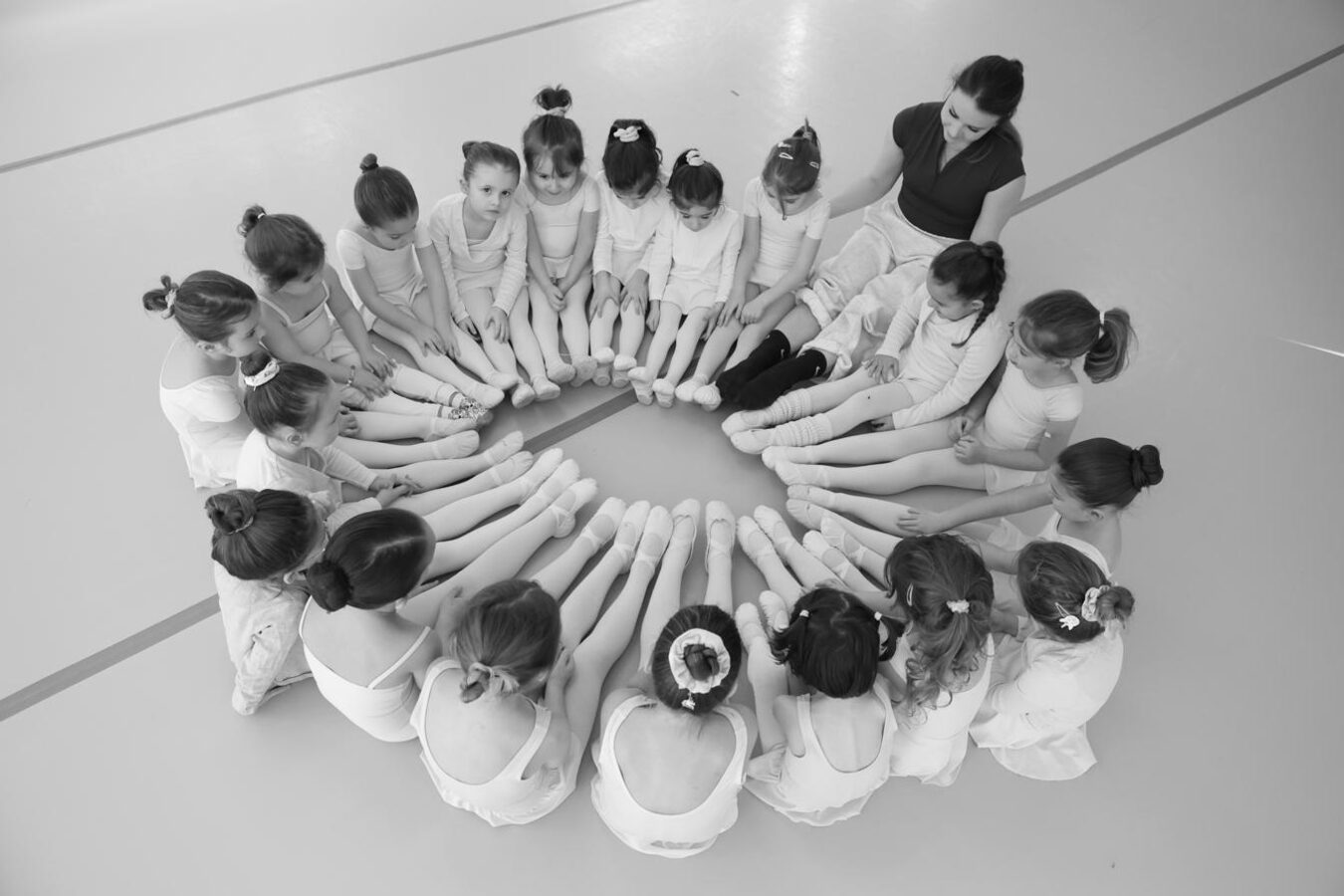 Margot avec les petites élèves, en cercle