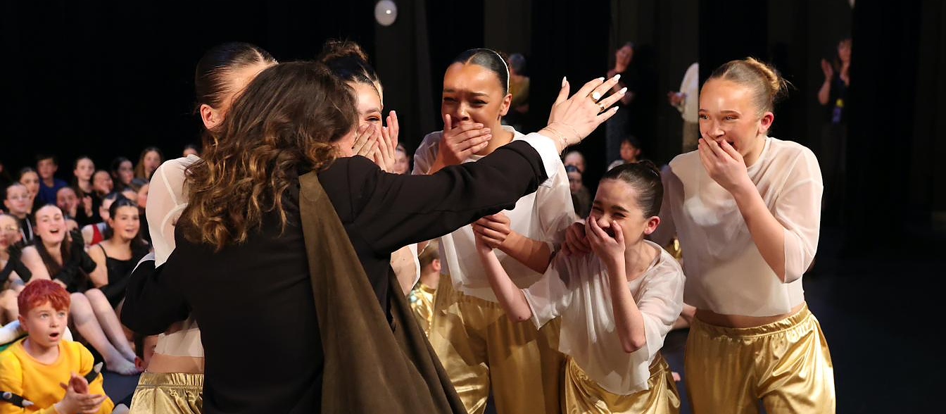 Élève d'ArtwayStudio en mouvement sur scène