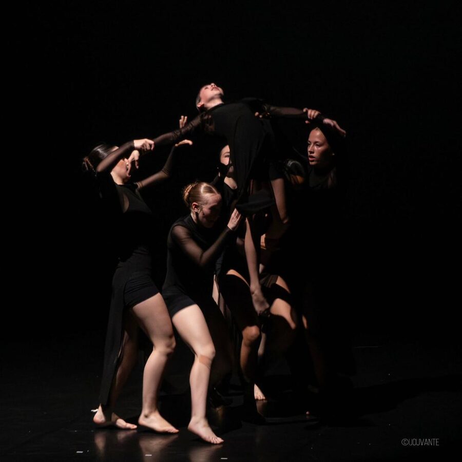 Spectacle ArtwayStudio, portée en costume noir
